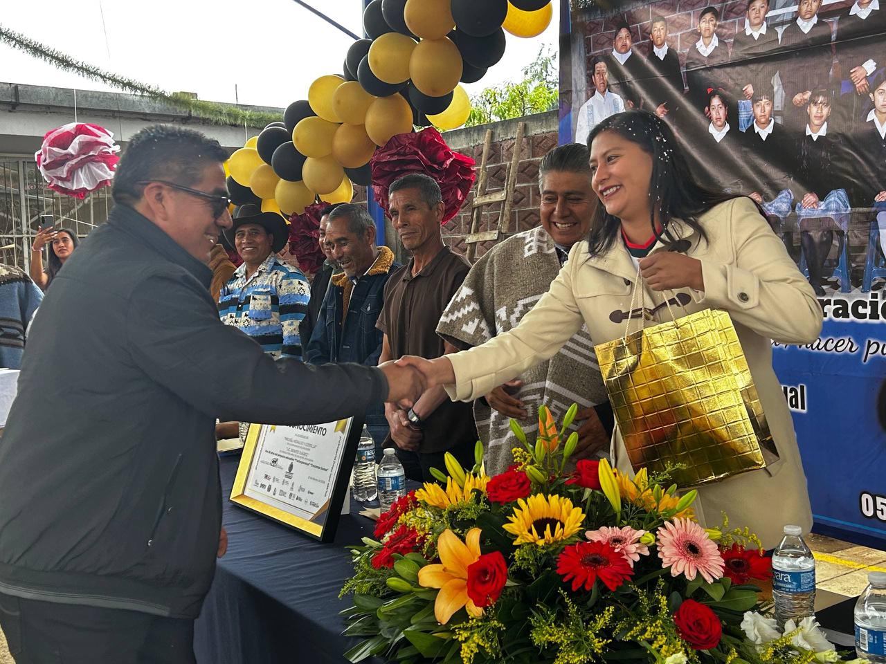 Celeste Ascencio reconoce el esfuerzo de estudiantes en clausura escolar de Uringuitiro