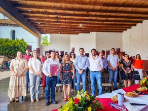 Tras casi 30 años de espera, familias de Taretan reciben escrituras de sus hogares