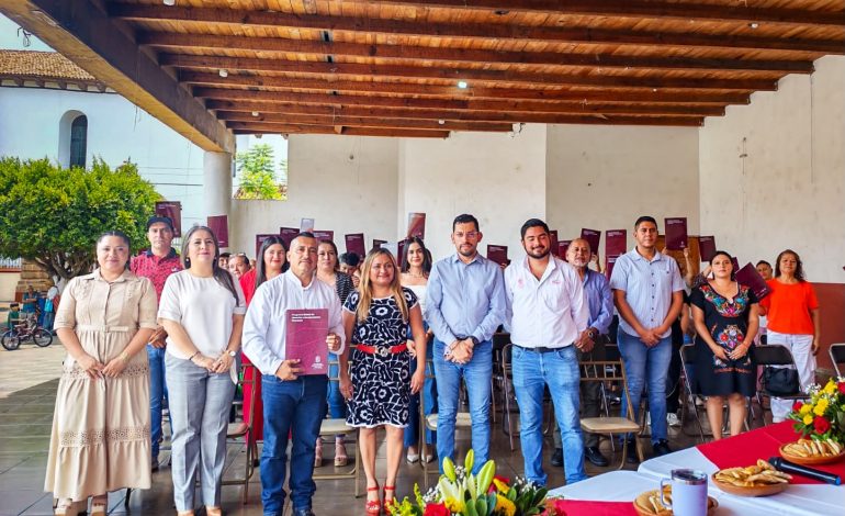 Tras casi 30 años de espera, familias de Taretan reciben escrituras de sus hogares