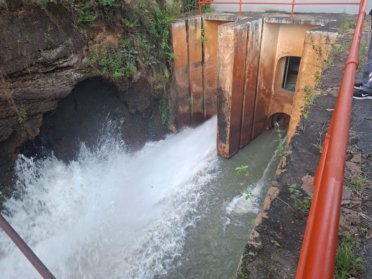 Inicia desfogue de la Presa de Conitzio; no hay riesgo para la población: Conagua.