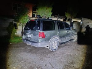 En cateo, asegura FGE vehículo relacionado en una investigación y detiene a una persona en Zitácuaro.
