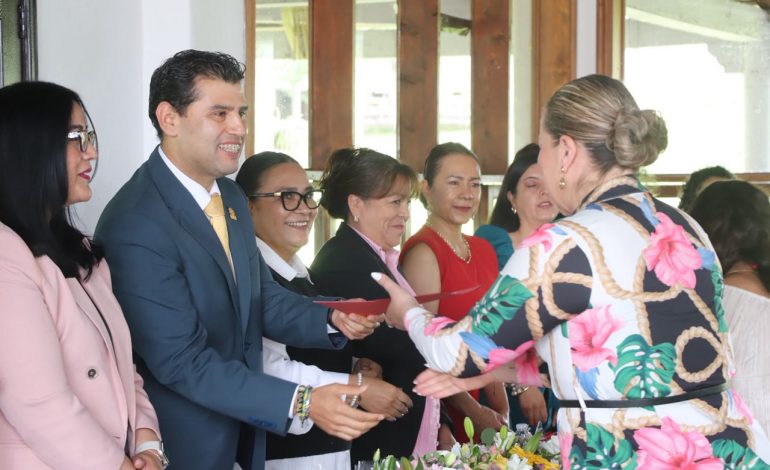 Reconoce Octavio Ocampo a las educadoras del oriente como el pilar fundamental de la niñez.