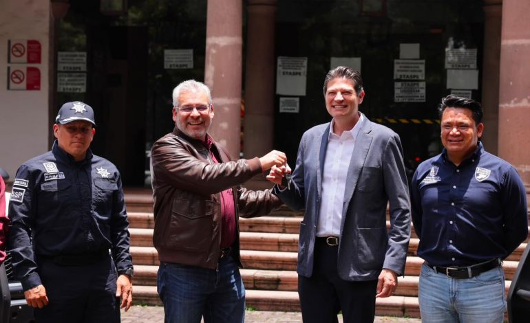 Se refuerza la seguridad en Morelia, entrega Bedolla patrullas inteligentes a la policía municipal.