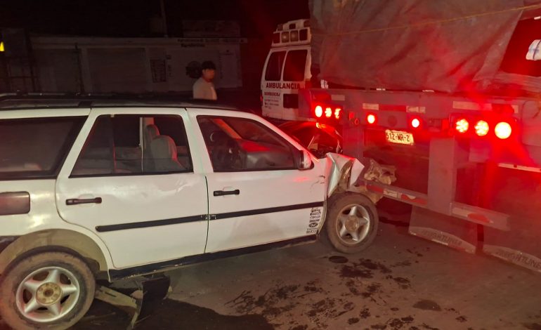 Choque entre tráiler y particular en la Zitácuaro-Morelia deja solo daños materiales; el auto fue abandonado