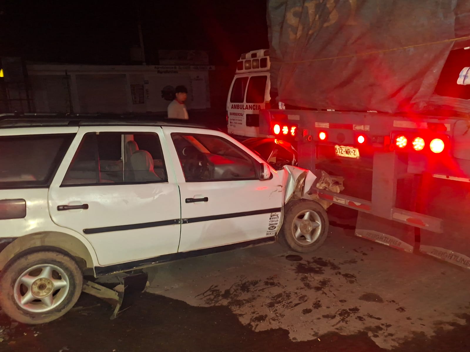 Choque entre tráiler y particular en la Zitácuaro-Morelia deja solo daños materiales; el auto fue abandonado