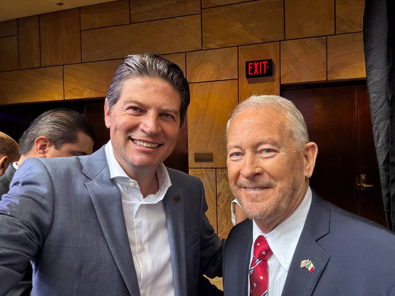 Alfonso Martínez Alcázar, invitado especial a la ceremonia de aniversario de independencia de los Estados Unidos.