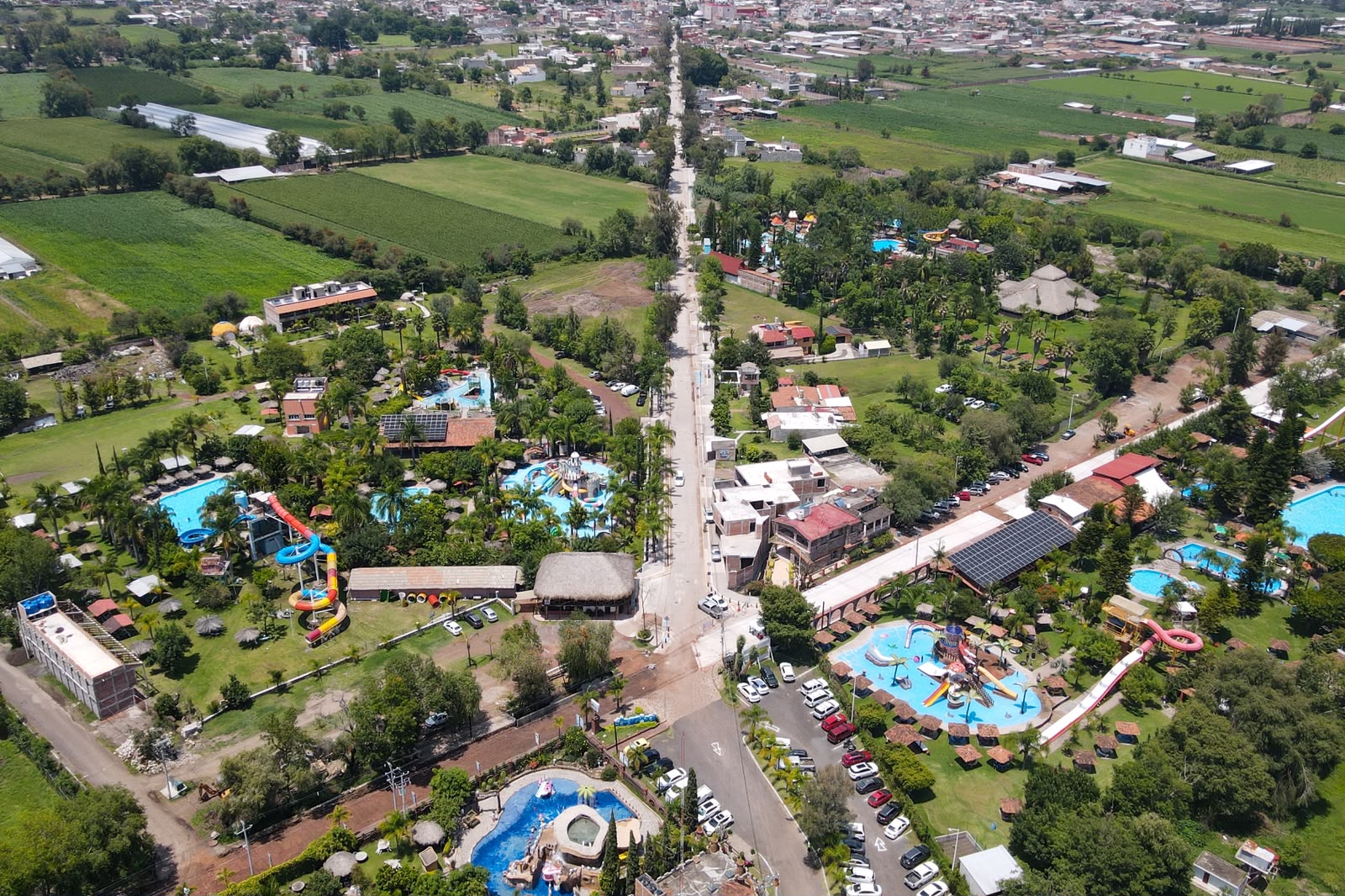 Avanza modernización vial en Huandacareo para impulsar el turismo regional