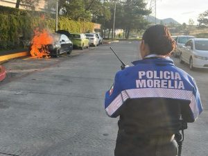 Vehículo se incendia cerca de la Glorieta Juan Pablo II en Morelia