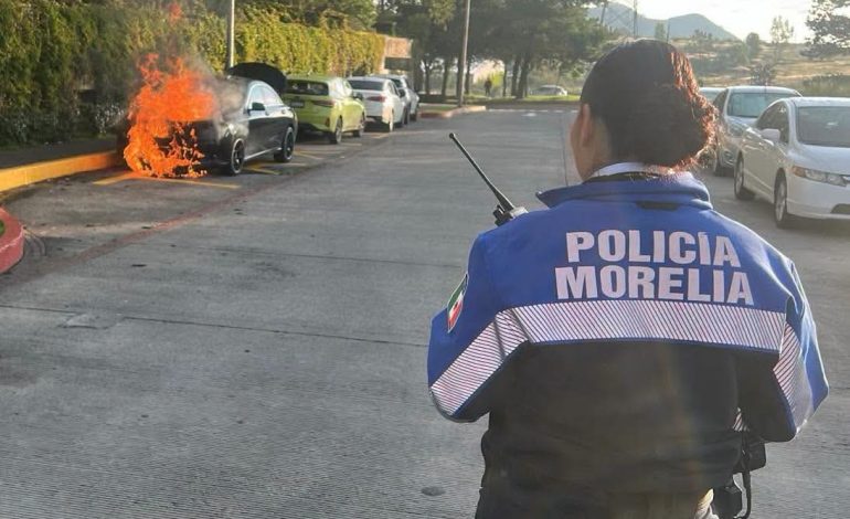 Vehículo se incendia cerca de la Glorieta Juan Pablo II en Morelia