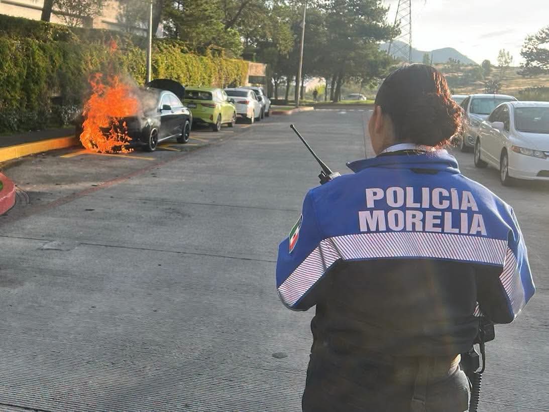 Vehículo se incendia cerca de la Glorieta Juan Pablo II en Morelia