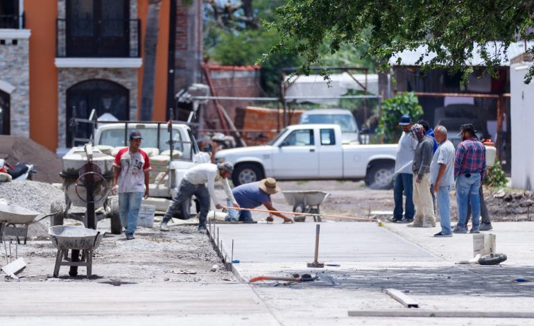 Avanzan pavimentación y obras sociales en Ecuandureo: Rogelio Zarazúa