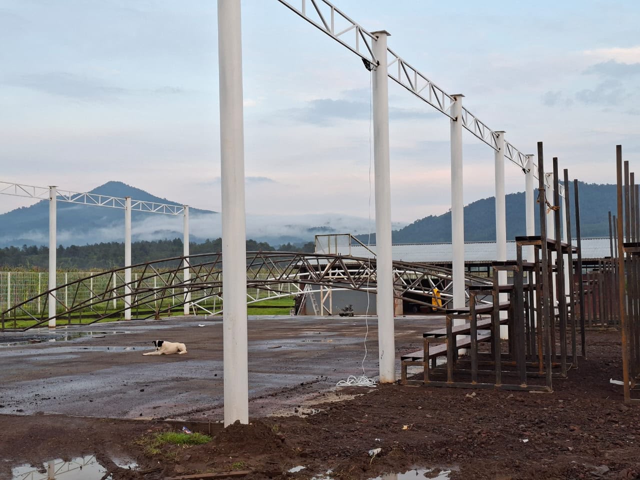 Avanza construcción de techumbres y graderío en unidad deportiva de Arantepacua: Rogelio Zarazúa