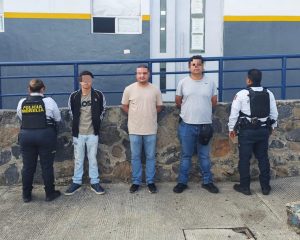 Intentaron huir de la policía: interceptan camioneta robada y detienen a tres jóvenes en la Pátzcuaro-Morelia