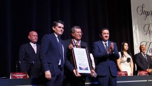 Mario Vallejo Estévez recibe la Presea al Mérito Cívico Suprema Junta Nacional Americana en Zitácuaro.
