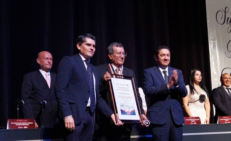Mario Vallejo Estévez recibe la Presea al Mérito Cívico Suprema Junta Nacional Americana en Zitácuaro.