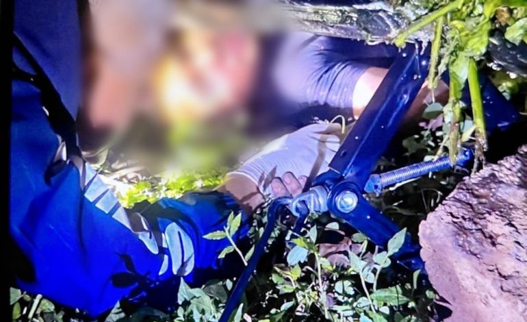 Uruapan: Usan equipo hidráulico para rescatar a conductor prensado tras sufrir aparatoso accidente
