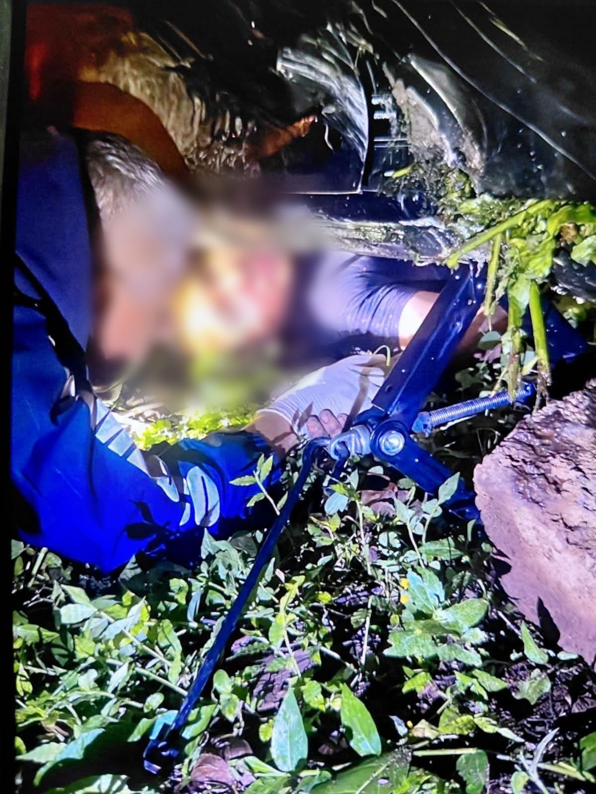 Uruapan: Usan equipo hidráulico para rescatar a conductor prensado tras sufrir aparatoso accidente