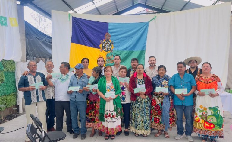 Entrega Semigrante 14 visas a personas de comunidades originarias de Paracho