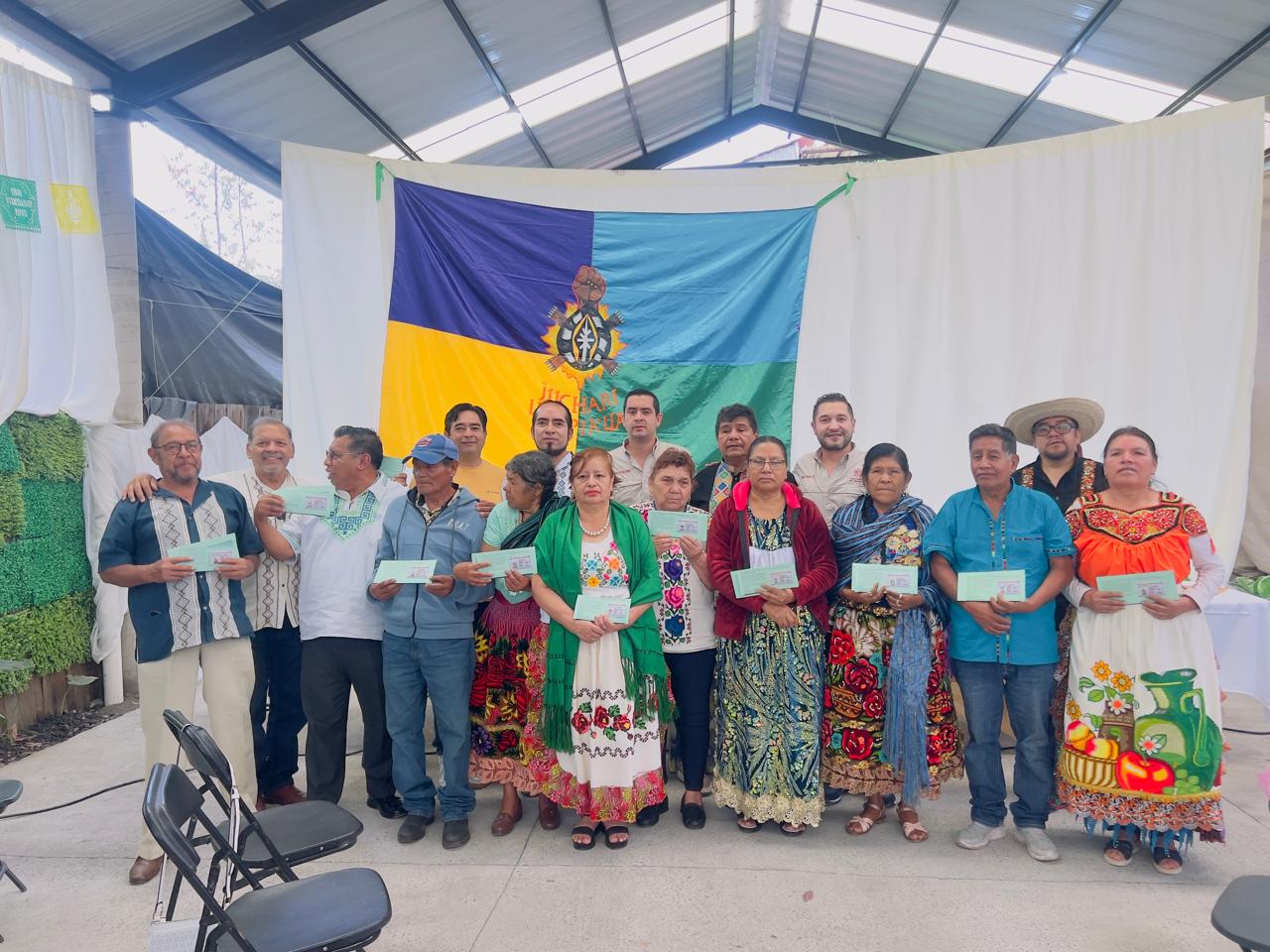 Entrega Semigrante 14 visas a personas de comunidades originarias de Paracho