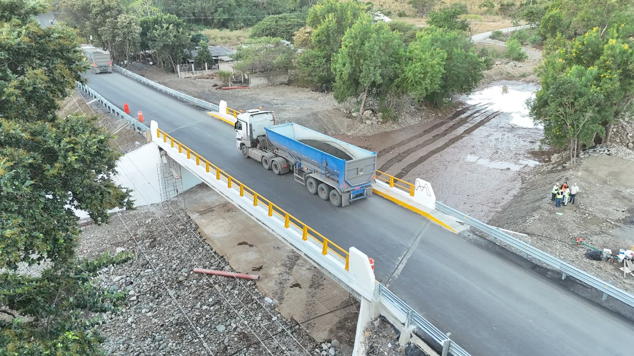 Puente Cruz de Campos en Aquila elimina riesgos de accidentes durante lluvias: Rogelio Zarazúa