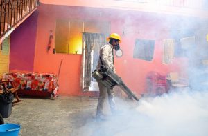 Michoacán reduce en 84% los casos de dengue con labor del personal de vectores