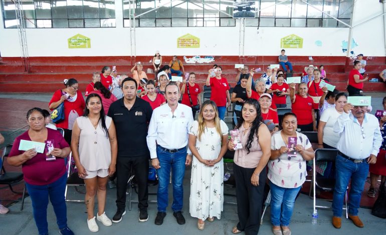 Entregan visas y tarjetas de apoyo a familias migrantes de Taretan y Nuevo Urecho