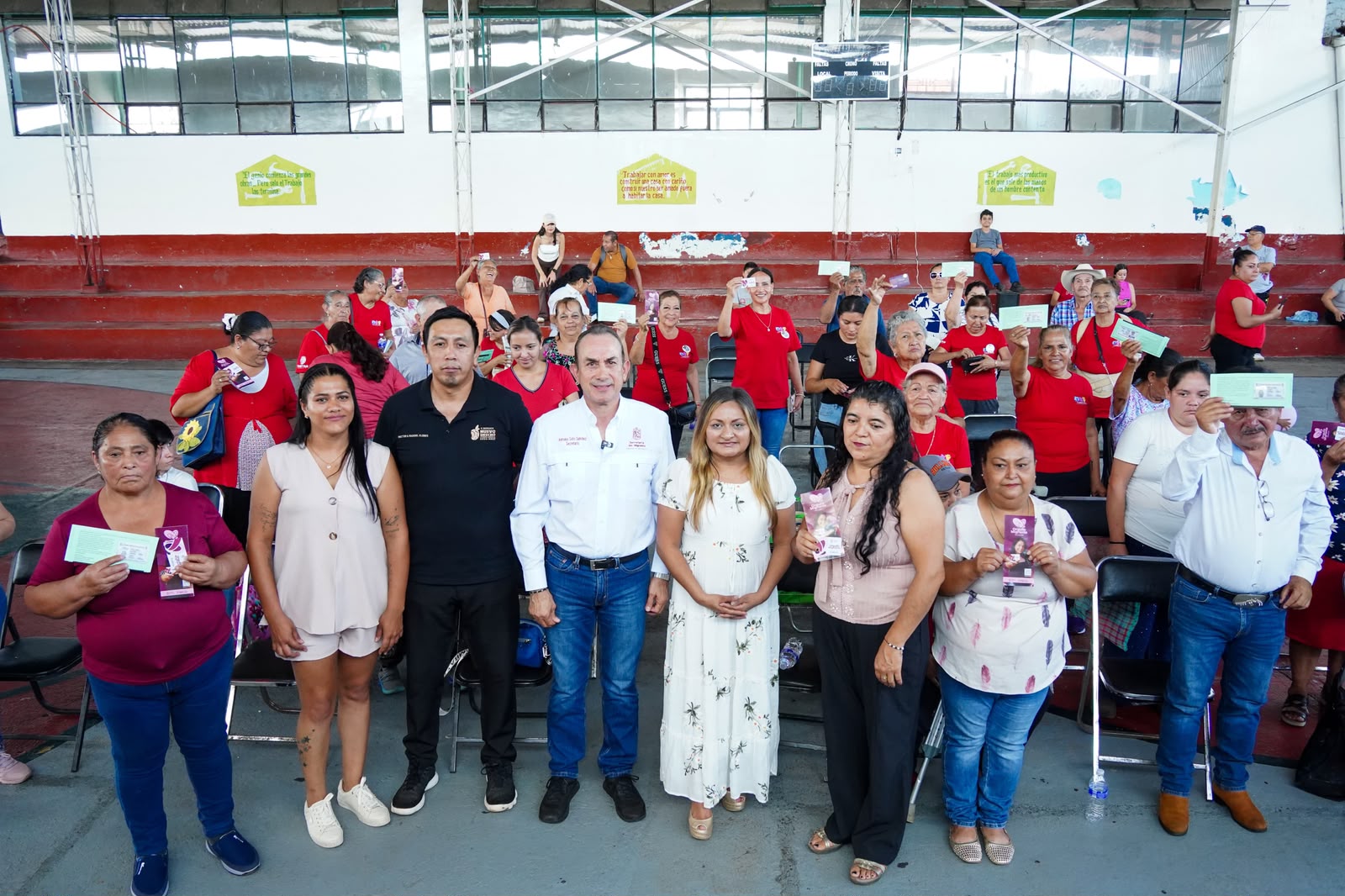 Entregan visas y tarjetas de apoyo a familias migrantes de Taretan y Nuevo Urecho