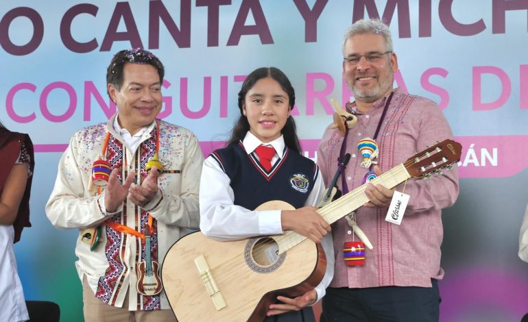 Más de 10 mil guitarras de Paracho llegarán a secundarias de Michoacán: Bedolla