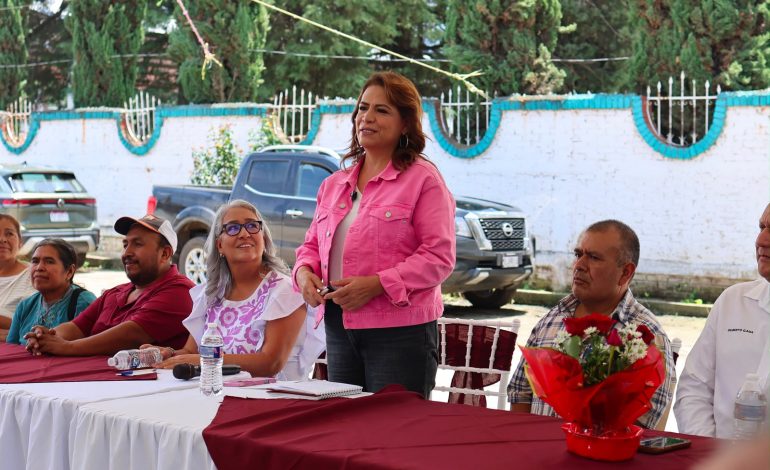 Productores de Nochebuena y Fabiola Alanís unen esfuerzos para fortalecer esta cadena productiva en Michoacán