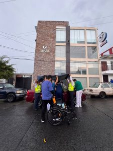 Mujer da a luz a bordo de un vehículo en el Libramiento Oriente de Morelia; agentes municipales escoltan a la familia al hospital