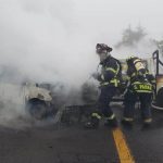 Incendian vehículos para bloquear la carretera Pátzcuaro–Tzintzuntzan; cuerpos de emergencia sofocan el fuego