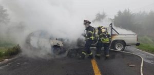 Incendian vehículos para bloquear la carretera Pátzcuaro–Tzintzuntzan; cuerpos de emergencia sofocan el fuego