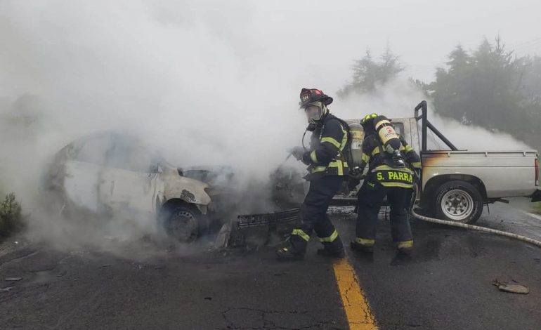 Incendian vehículos para bloquear la carretera Pátzcuaro–Tzintzuntzan; cuerpos de emergencia sofocan el fuego