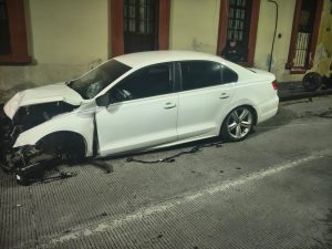 Se estrellan contra árbol en la Revolución Sur; Mujer resultó lesionada
