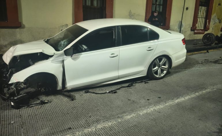 Se estrellan contra árbol en la Revolución Sur; Mujer resultó lesionada