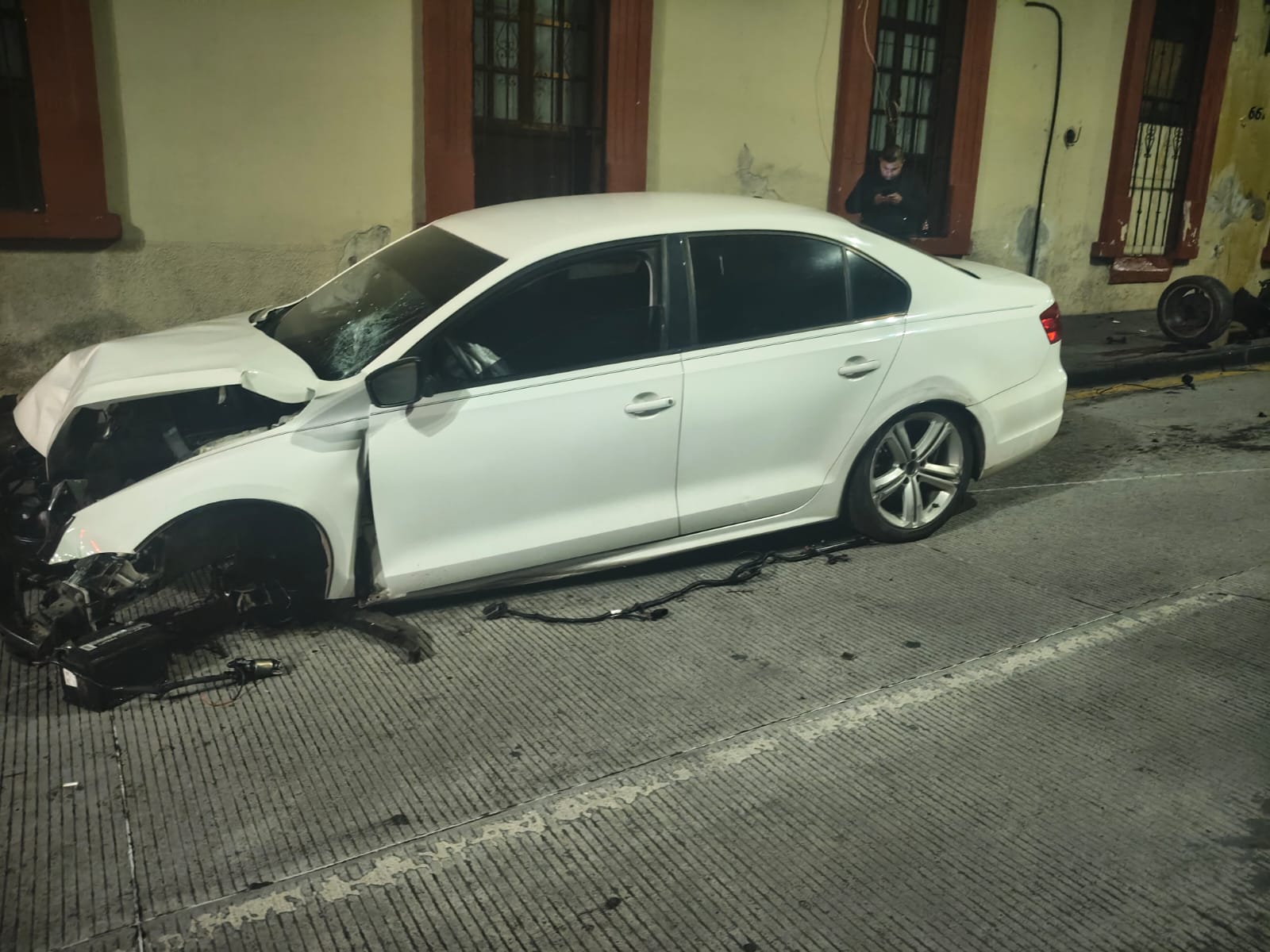 Se estrellan contra árbol en la Revolución Sur; Mujer resultó lesionada