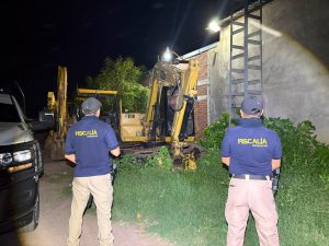 En cateo realizado en Apatzingán, asegura FGE excavadora hidráulica con reporte de robo