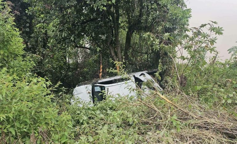 Fuerte accidente en la Queréndaro-Zinapécuaro provoca cierre parcial de la carretera