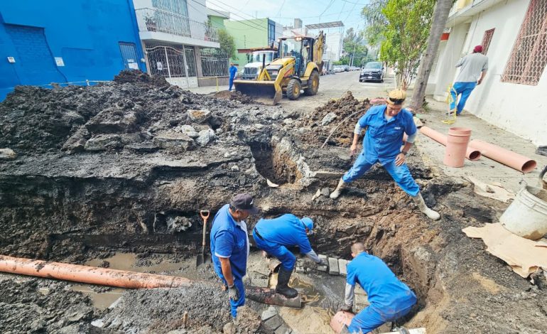 Ooapas atiende colapso en línea sanitaria en la calle Pascual Ortiz Rubio