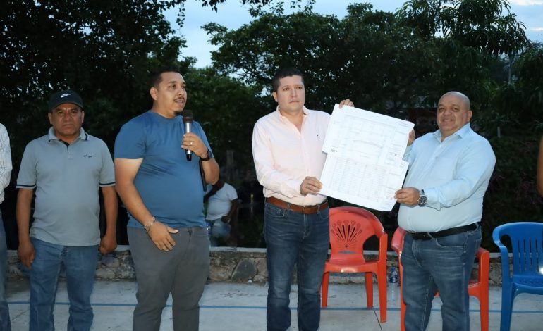 Vicente Gómez acude a arranque de obra en la localidad de La Loma