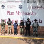 FGE detiene a cuatro personas y asegura armas, droga y equipo táctico durante cateos en Zinapécuaro