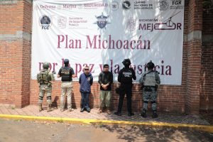 FGE detiene a cuatro personas y asegura armas, droga y equipo táctico durante cateos en Zinapécuaro