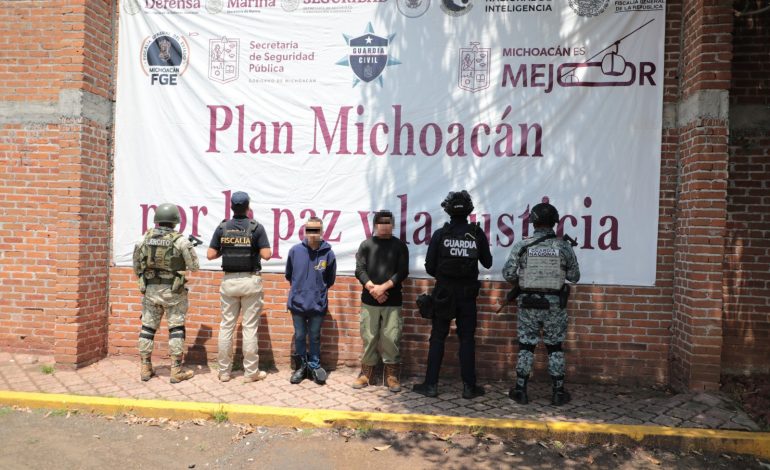 FGE detiene a cuatro personas y asegura armas, droga y equipo táctico durante cateos en Zinapécuaro