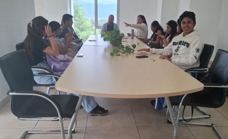 En la Unidad Profesional… Integrantes de la escolta realizan una reunión de trabajo