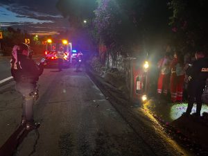 Volcadura en el Periférico Paseo de la República deja dos adultos mayores heridos frente a Casa Michoacán