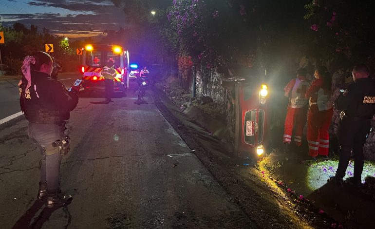 Volcadura en el Periférico Paseo de la República deja dos adultos mayores heridos frente a Casa Michoacán