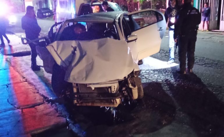 Conductora resulta herida tras estrellar su auto contra el portón de una vivienda en Zitácuaro