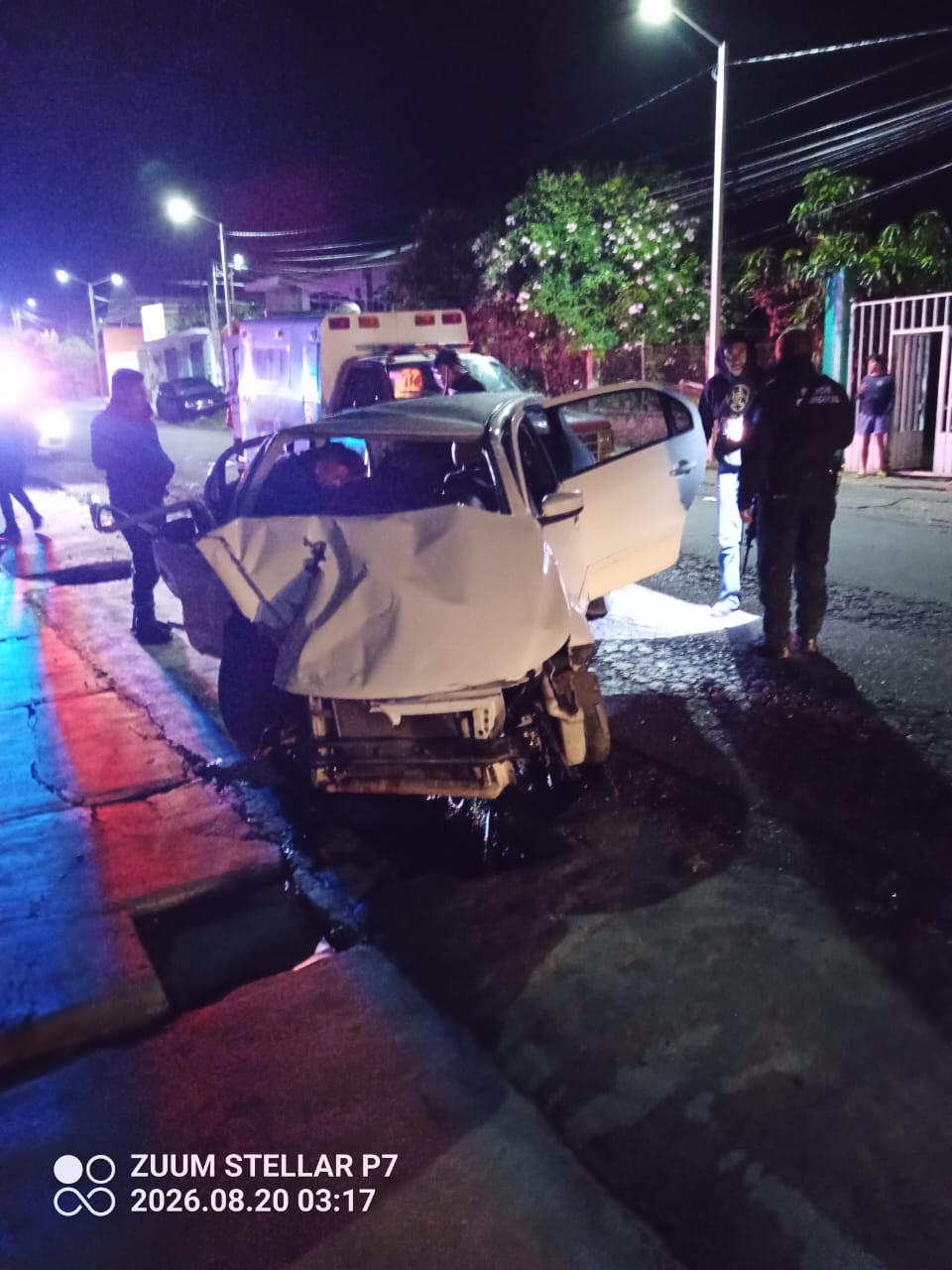 Conductora resulta herida tras estrellar su auto contra el portón de una vivienda en Zitácuaro