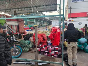 Hallan sin vida a cargador sobre una tarima en la calle Pueblita Norte de Zitácuaro