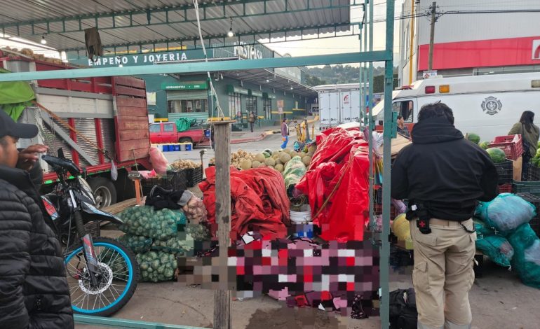 Hallan sin vida a cargador sobre una tarima en la calle Pueblita Norte de Zitácuaro